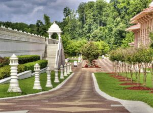 Giardino di Ninfa, il leggendario giardino italiano costruito da una principessa