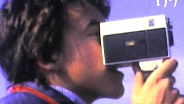 Un uomo sta filmando con una videocamera