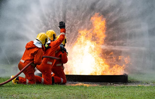 Una squadra di vigili del fuoco spegne l'incendio