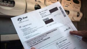 Un uomo regge una ricevuta per le bollette