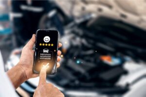 Un uomo spunta una casella sul suo telefono