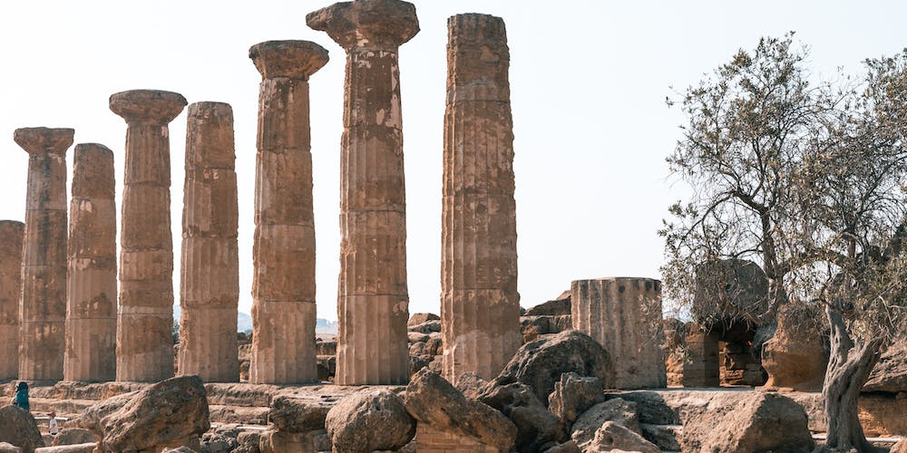 Veduta delle colonne accanto alle pietre