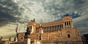 Veduta di un edificio con colonne accanto a una bandiera