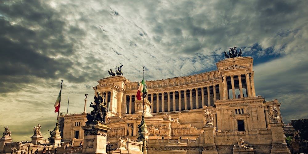 Veduta di un edificio con colonne accanto a una bandiera